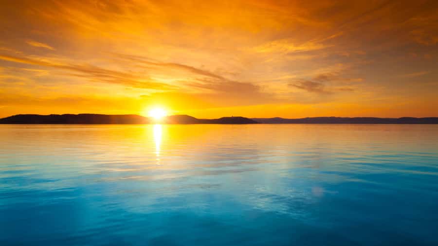 Bolivia: starlights and sunrise in Uyuni salt flat - Before dawn, the salt flat becomes the sky
