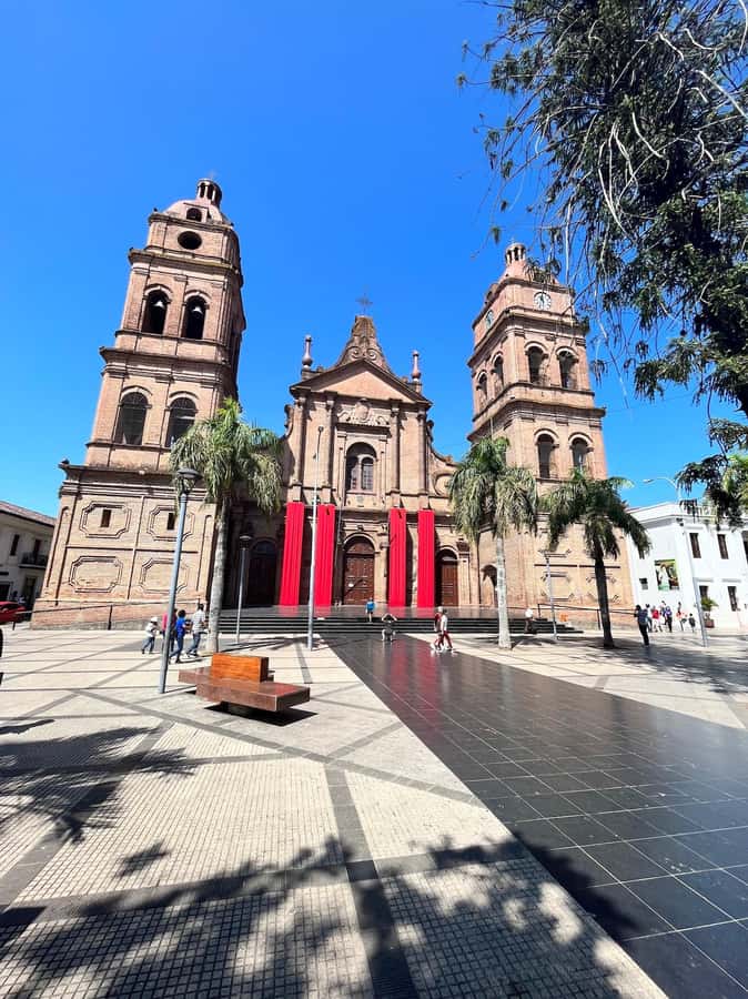 Discover Santa Cruz and Porongo - 24 de Septiembre Main Square shows the city at street level