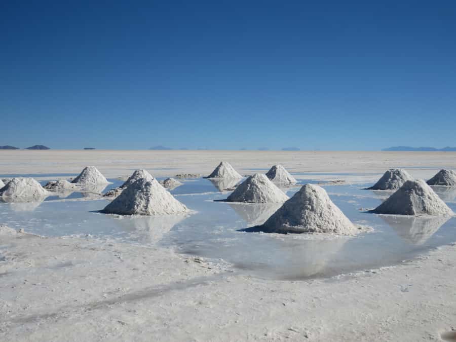From La Paz: 1-Day 1-Night Uyuni Salt Flats Tour by Flight - Colchani and the work behind the salt