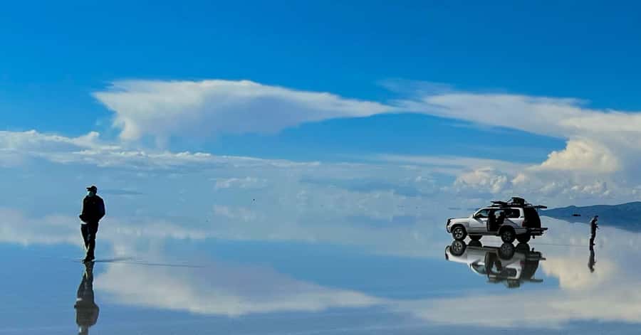 From La Paz to Atacama: Uyuni Salt Flats 4-Day Tour - Day 1: Leaving La Paz by overnight bus