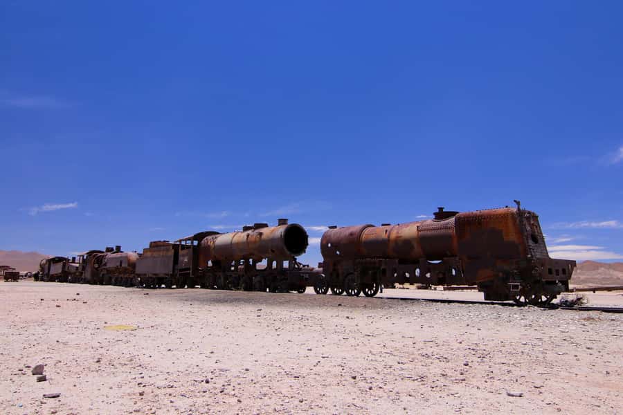 From La Paz: Uyuni Salt Flats & Lagoons 5-Day Tour - Day three: geysers, hot springs, and colored lagoons