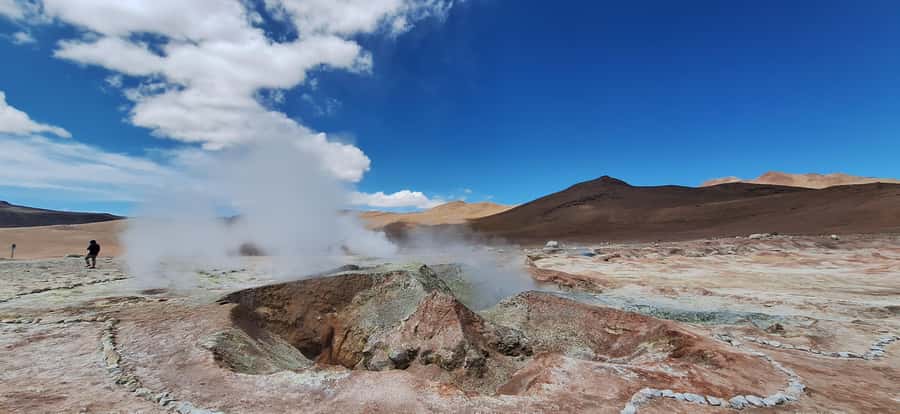 La Paz: 5-Day Uyuni Salt Flats by Bus - Day four: geysers, hot springs, and Green Lagoon