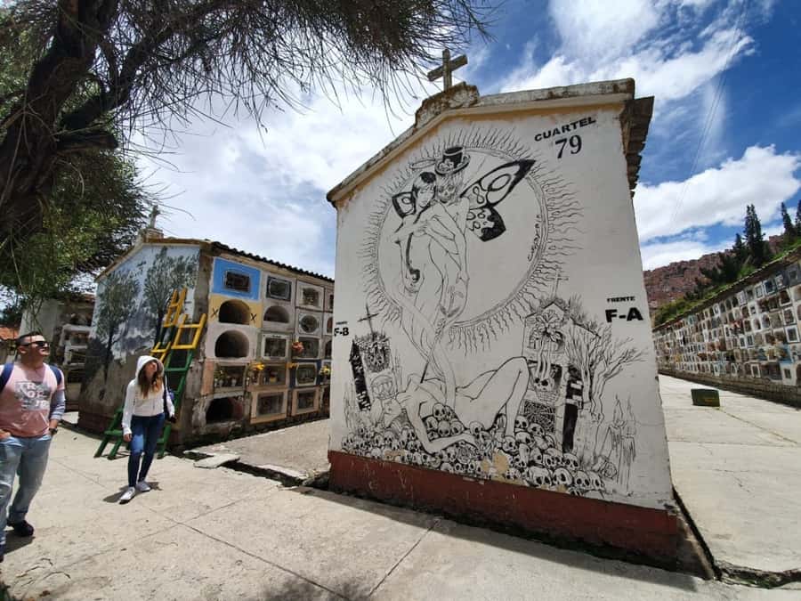 La Paz: Cable Car, Cemetery, Shaman, and El Alto Tour - Meeting a yatiri and learning about coca leaves