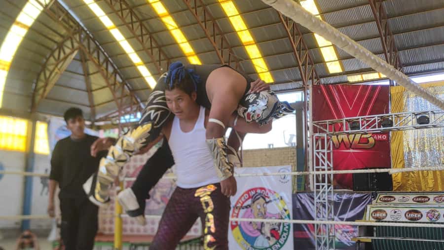 La Paz: Cholitas Wrestling Tickets and Transfer - Choosing the right night and venue