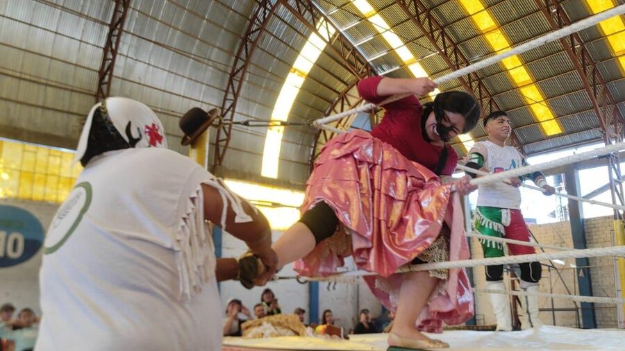 La Paz: Cholitas Wrestling Tickets and Transfer - The ride to El Alto and the altitude