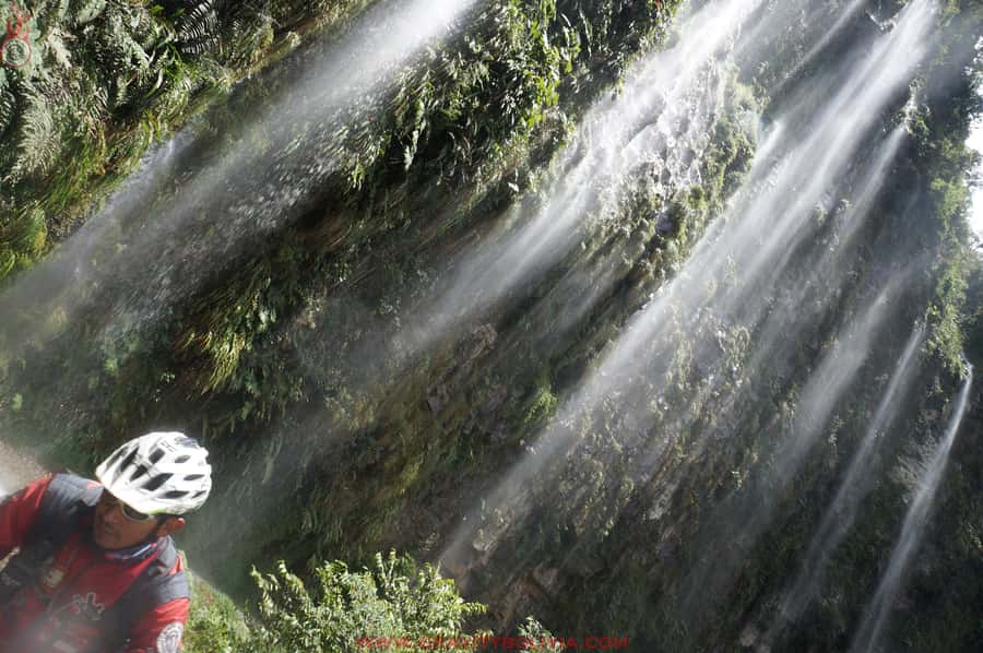 La Paz: Mountain Bike Down the World's Most Dangerous Road - The fast asphalt descent