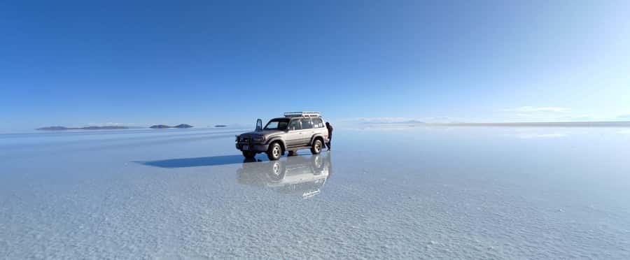 Salt Flat Uyuni from Uyuni - Crossing the salt toward Incahuasi Island