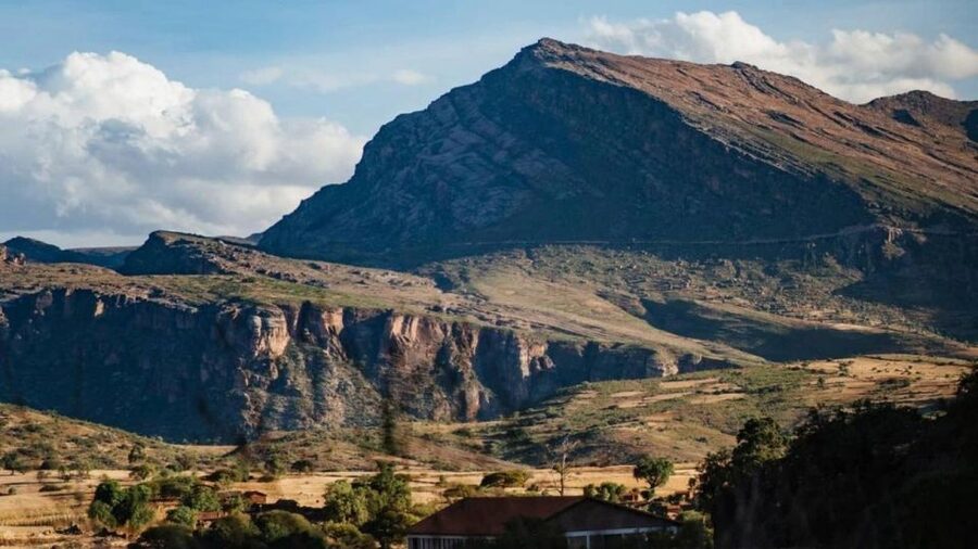 Sucre: Sunrise, the Crater de Maragua and old Cave Paintings - Maragua Crater and the mineral-colored mountains