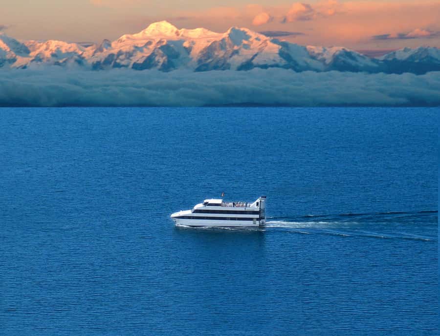 Titicaca Lake: Highlights Tour from La Paz by Bus - A short stop at the Sanctuary of Copacabana