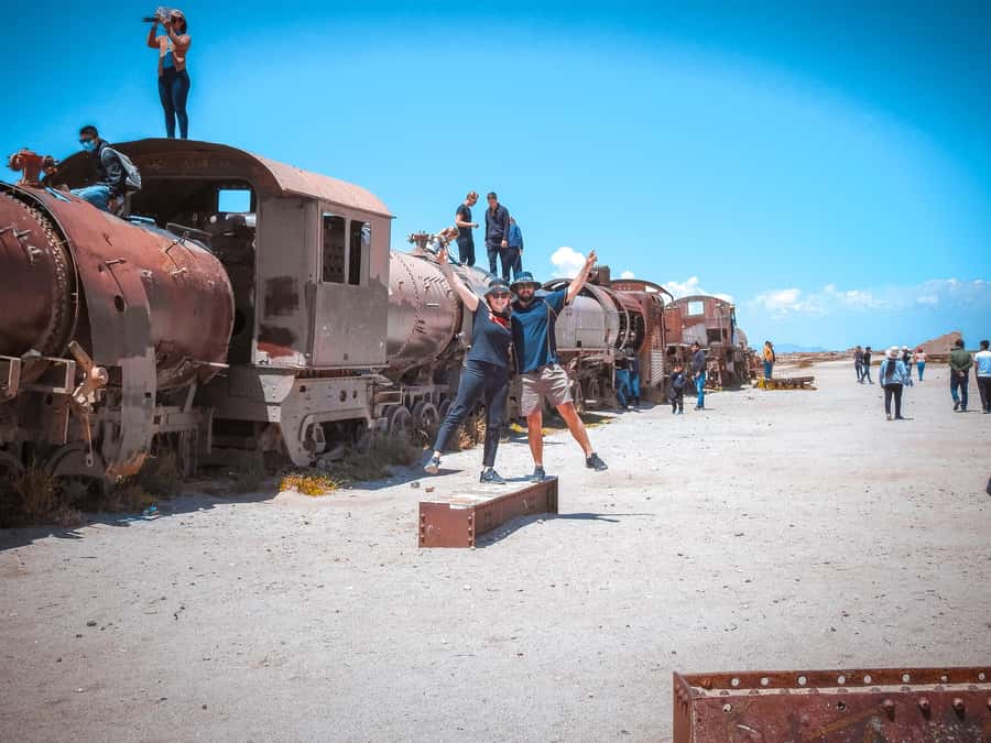 Uyuni: Isla Incahuasi & Uyuni Salt Flats Full-Day Jeep Tour - Colchani and the practical side of salt