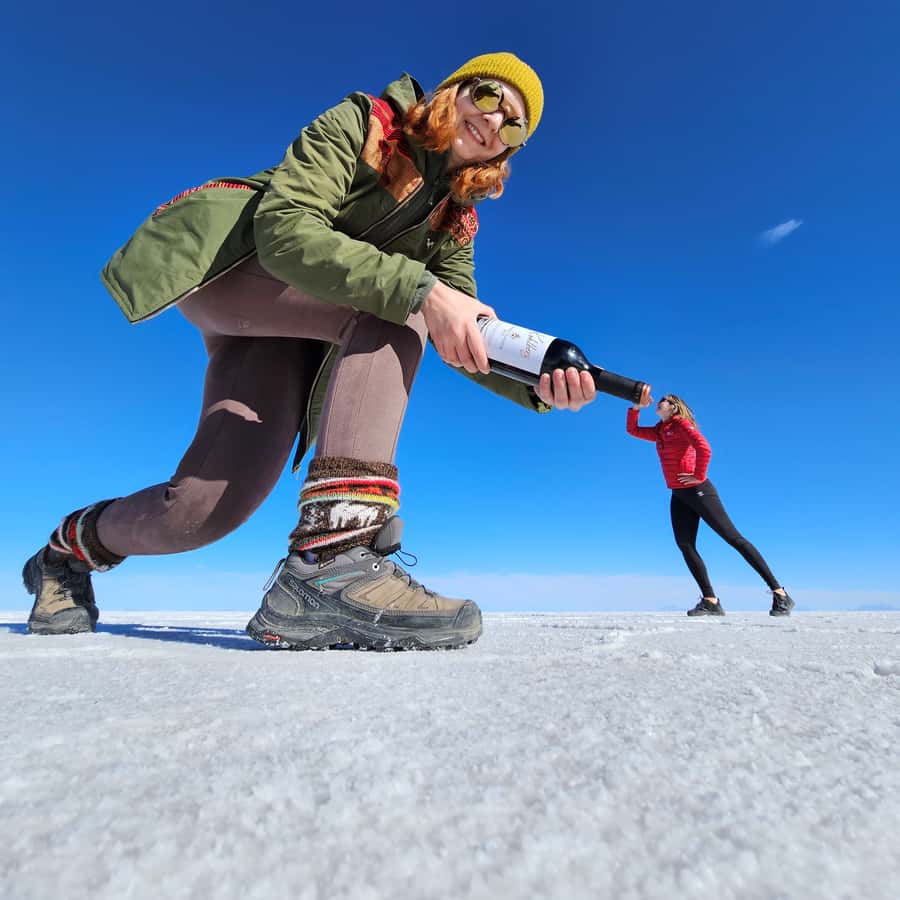 Uyuni: Isla Incahuasi & Uyuni Salt Flats Full-Day Jeep Tour - Perspective photos on the white plain