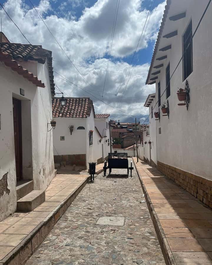 Walking tour in Sucre: History, Culture & Amazing Views - What the guide adds to the experience